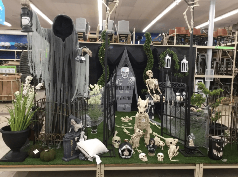 Стенд из магазина товаров для дома At Home